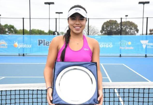 Lizette Cabrera with trophy at Bendigo International Pro Tour title in 2019.